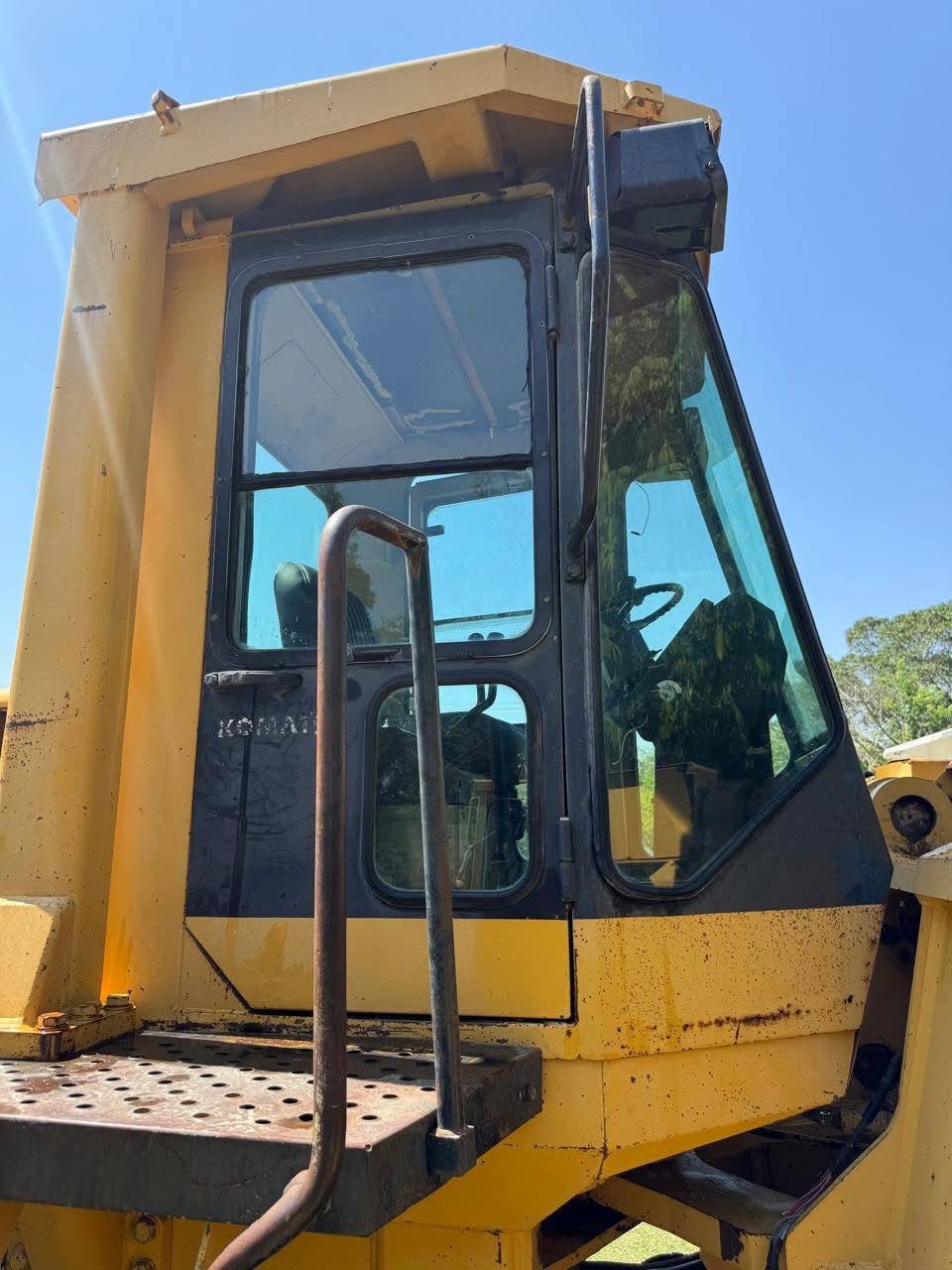 Detalle de cabina de maquinaria Komatsu en Full Torque México