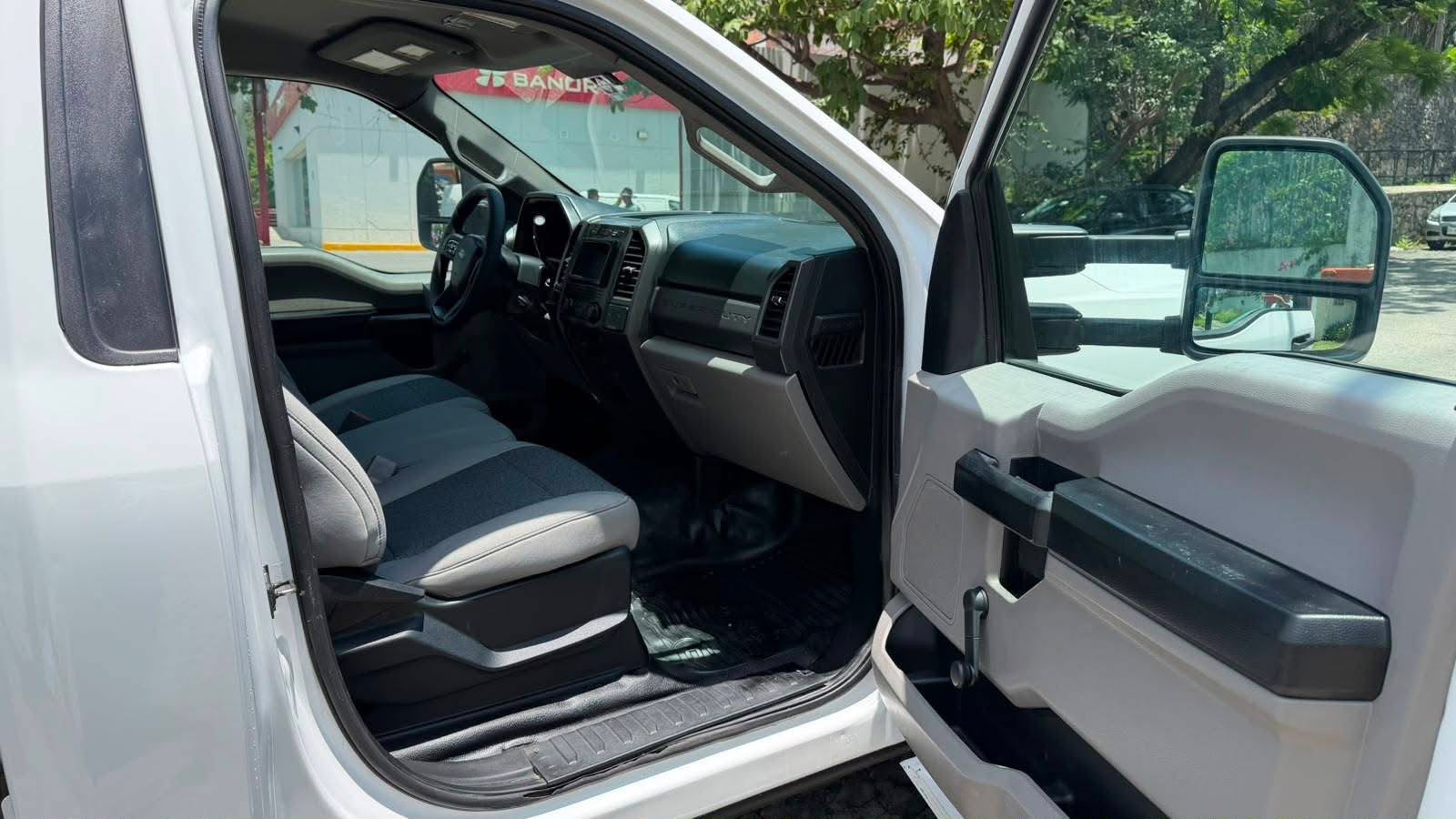 Cabina e interior en excelente estado de una unidad Ford F-450 disponible en Full Torque México