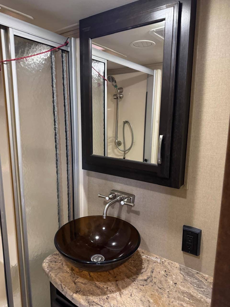 Baño con acabados de lujo de casa rodante en Full Torque México