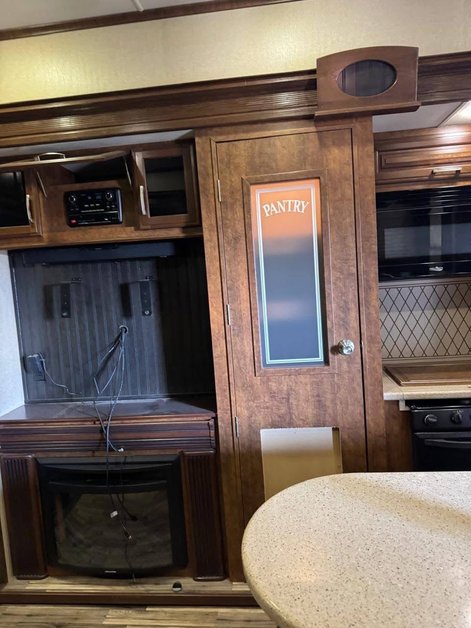 Cocina y pantry de casa rodante en Full Torque México