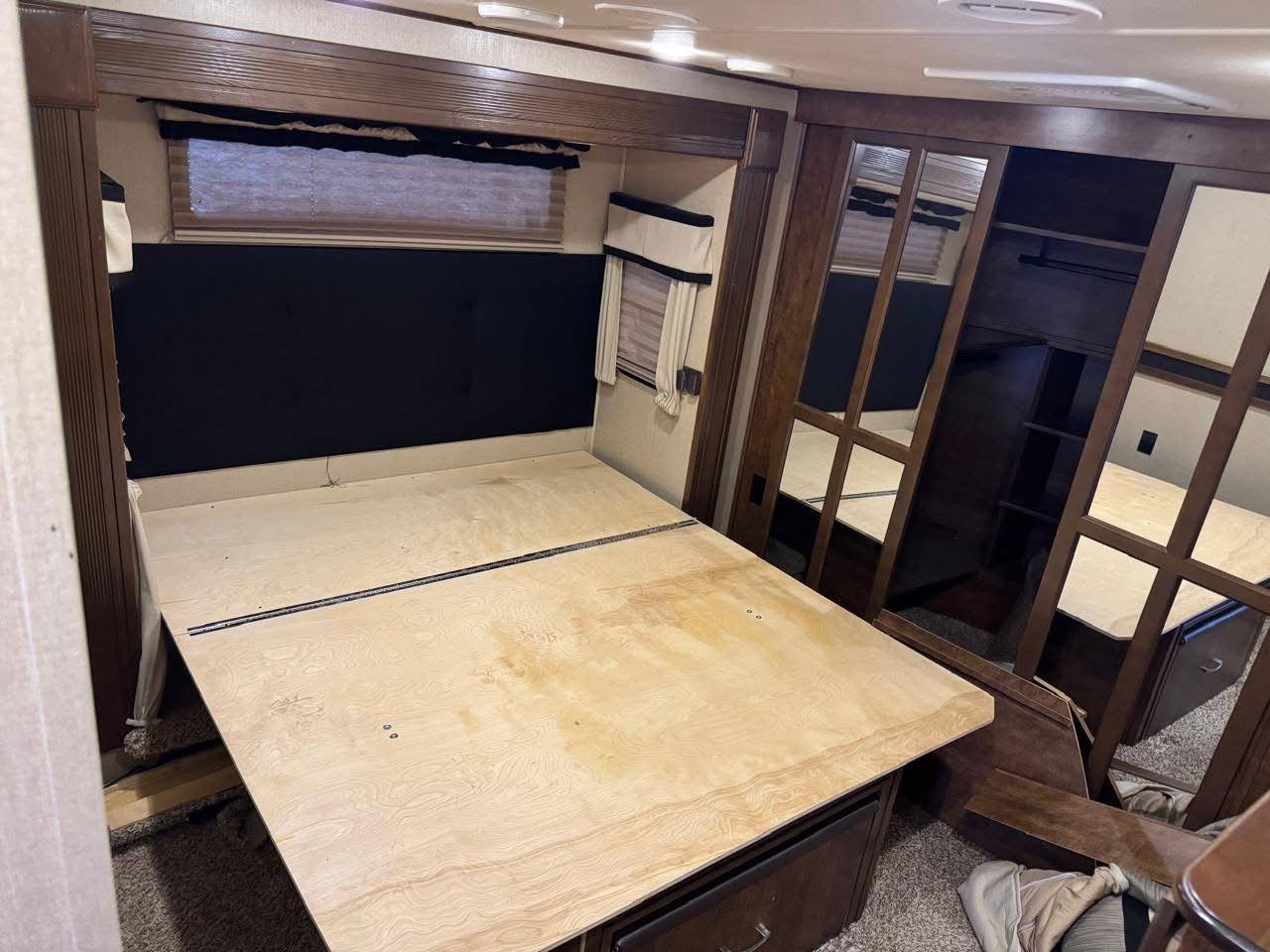 Recámara de casa rodante disponible en Full Torque México