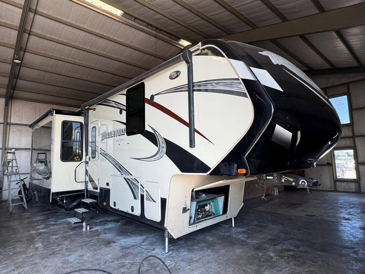Casa rodante tipo toy hauler disponible en Full Torque México